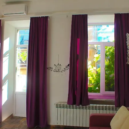 студія з балконом в кварталі від дерибасівської світло 24 на 7 Apartment Odesa